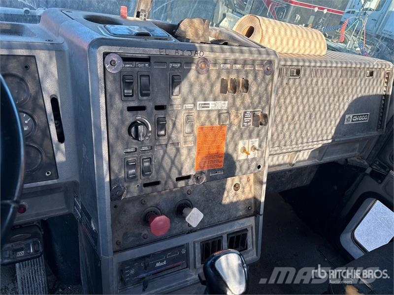 Mack CH613 Tovornjaki s kesonom/platojem