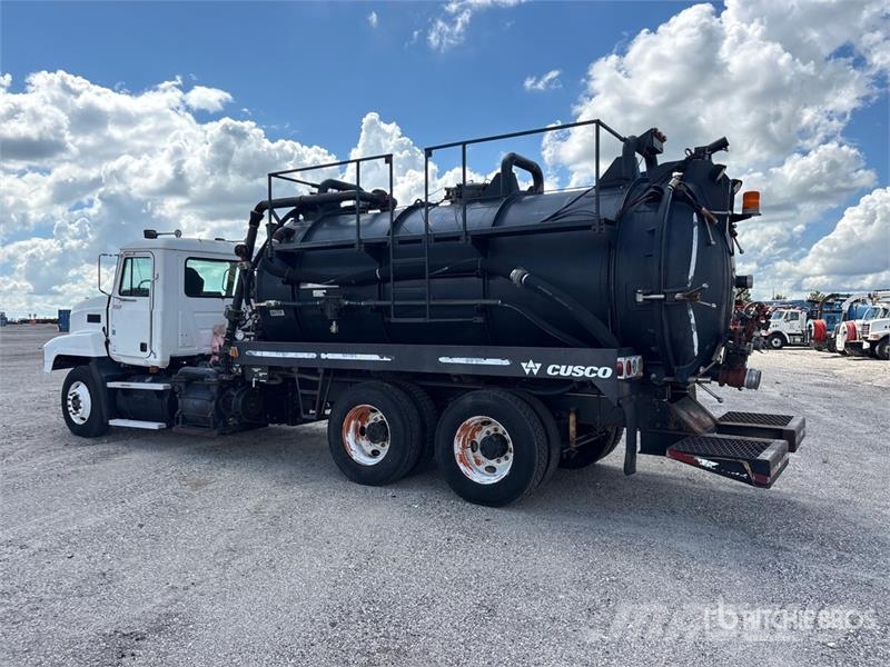 Mack CH613 Saug- und Druckwagen