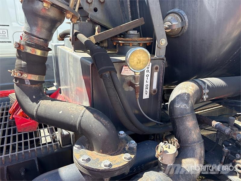 Mack CH613 Saug- und Druckwagen