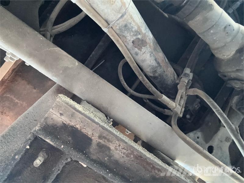 Mack CH613 Tovornjaki s kesonom/platojem