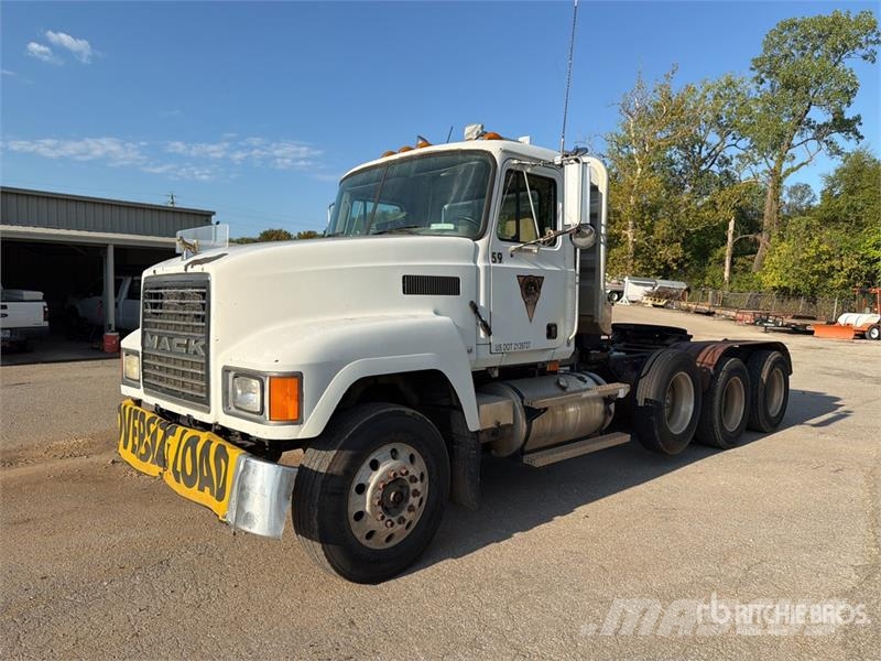 Mack CH613 Trekkers