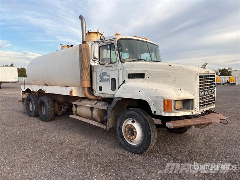 Mack CH613 Commercial vehicle