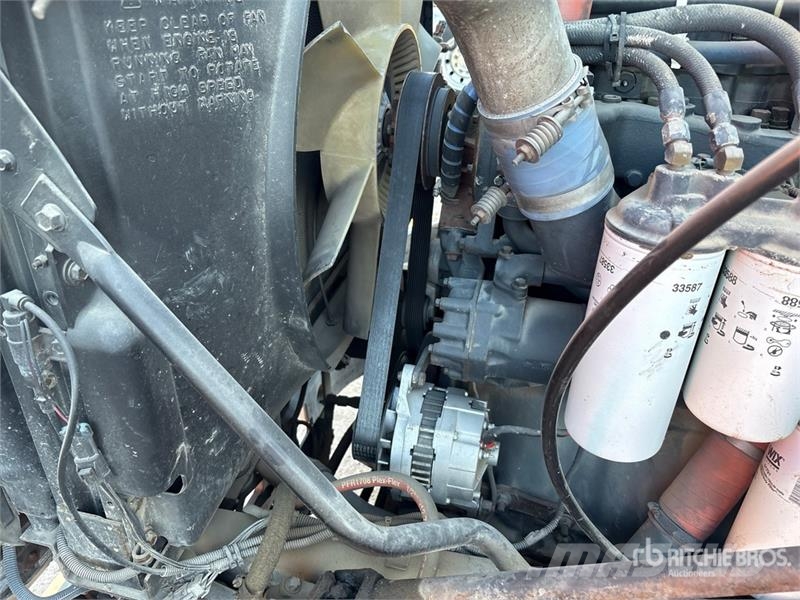 Mack CH613 Tovornjaki s kesonom/platojem