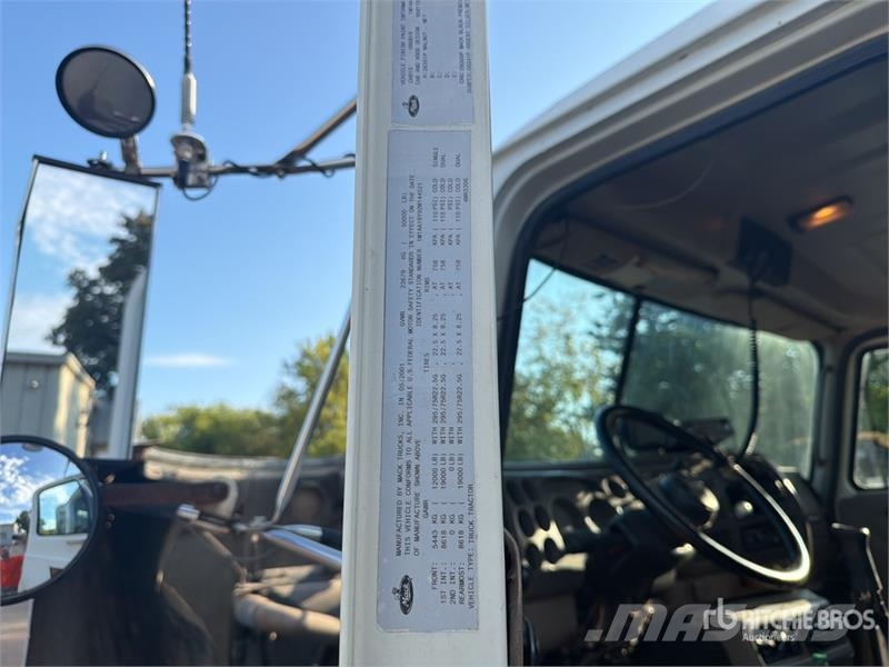 Mack CH613 Trekkers