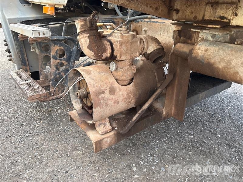 Mack CH613 Commercial vehicle