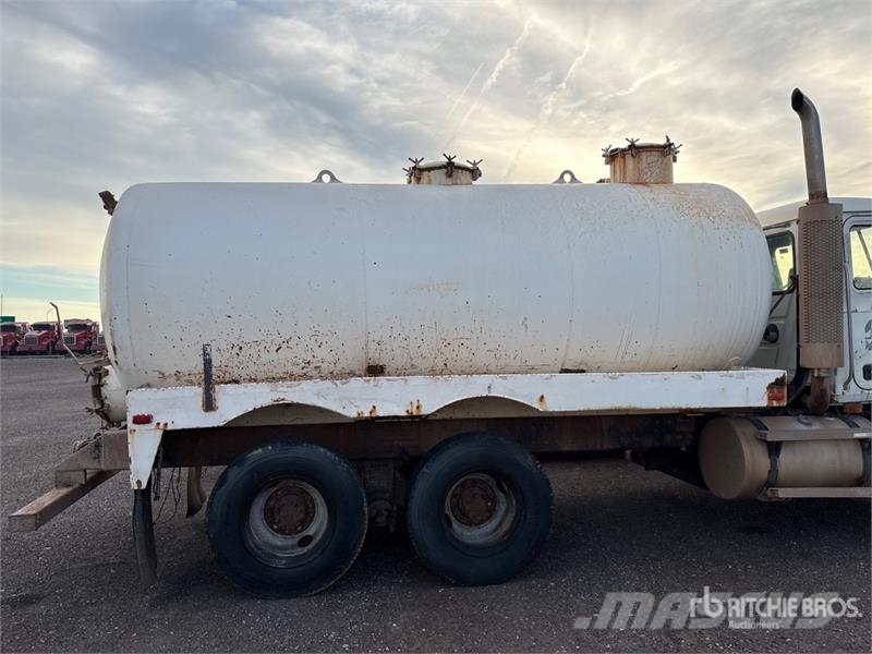 Mack CH613 Commercial vehicle