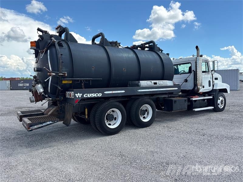Mack CH613 Saug- und Druckwagen