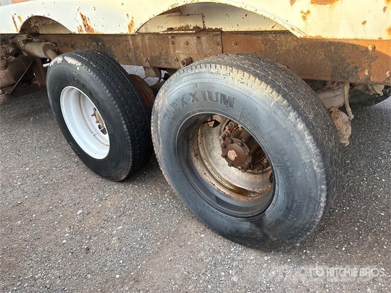 Mack CH613 Commercial vehicle