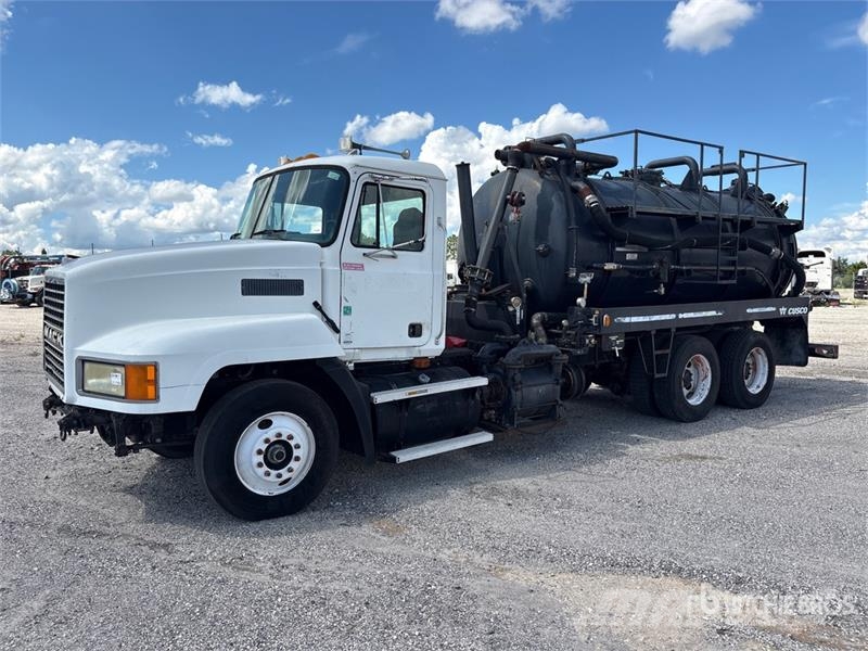 Mack CH613 Saug- und Druckwagen