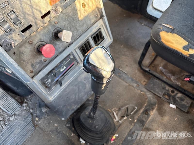 Mack CH613 Tovornjaki s kesonom/platojem
