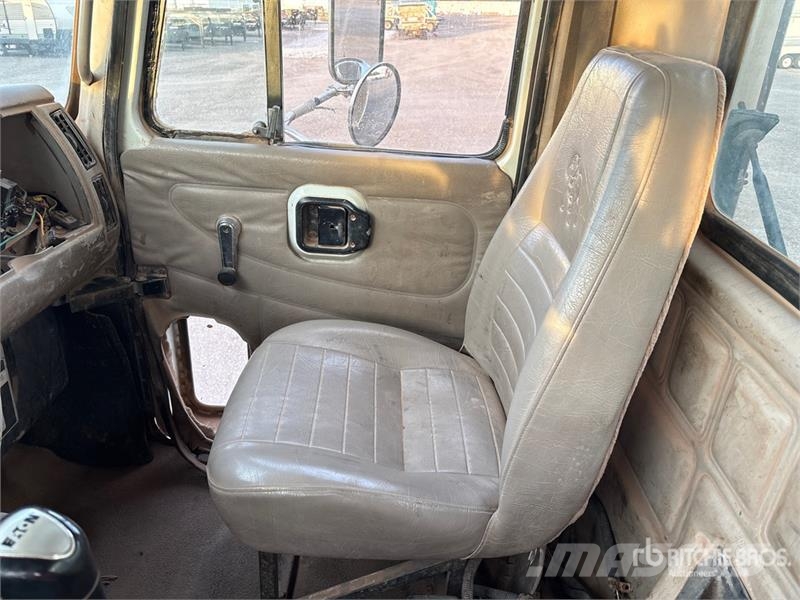 Mack CH613 Commercial vehicle
