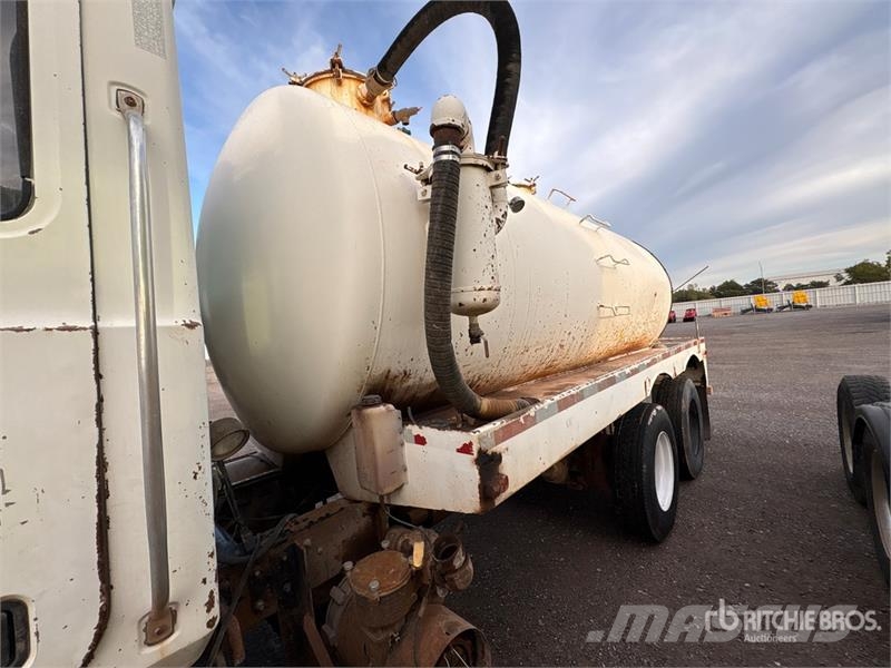 Mack CH613 Commercial vehicle