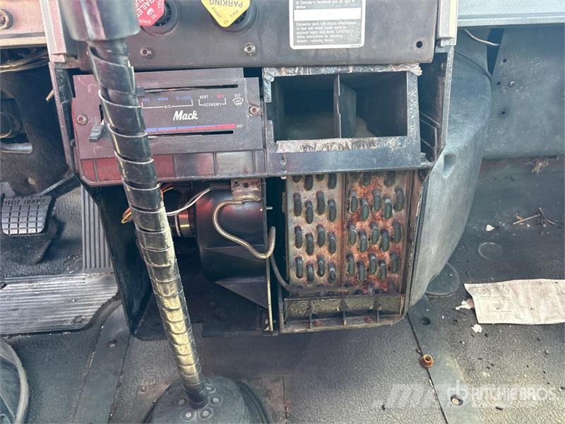 Mack CH613 Saug- und Druckwagen