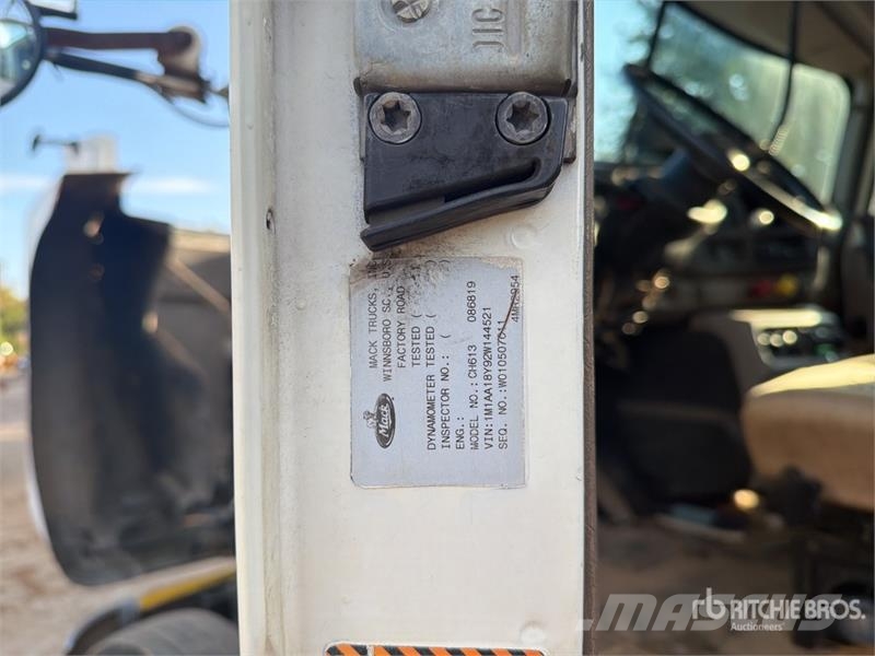 Mack CH613 Trekkers