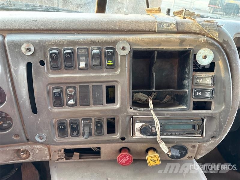 Mack CH613 Commercial vehicle