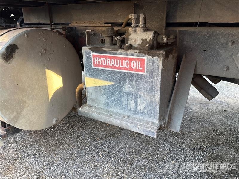 Mack CH613 Tovornjaki s kesonom/platojem