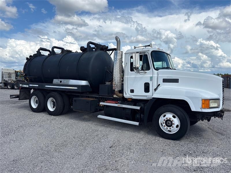 Mack CH613 Saug- und Druckwagen