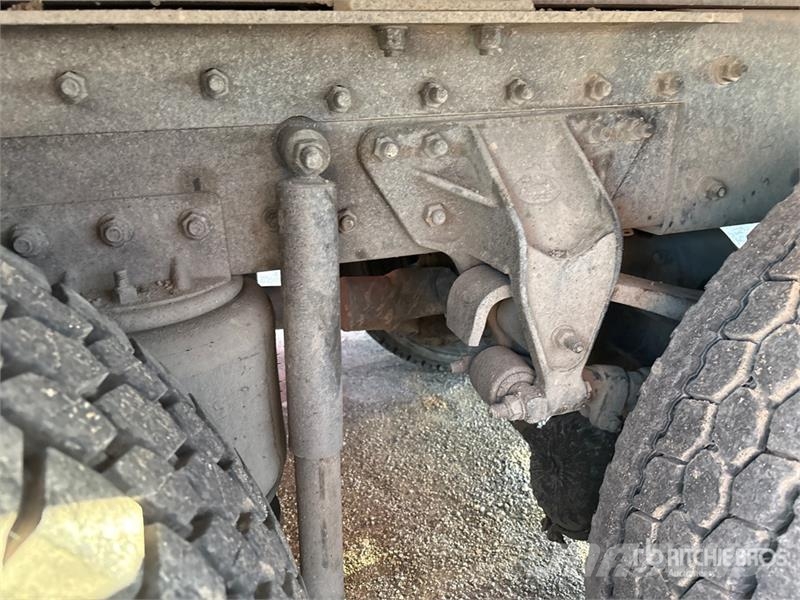 Mack CH613 Tovornjaki s kesonom/platojem