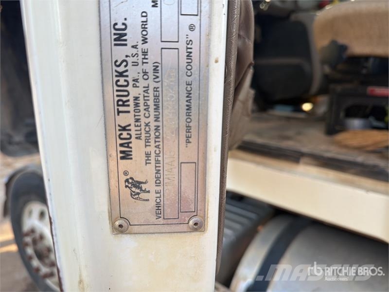 Mack CH613 Trekkers