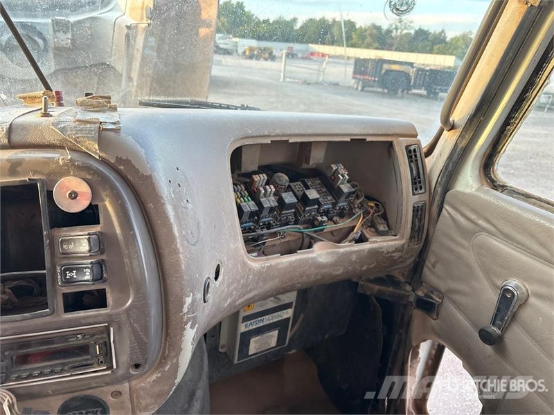 Mack CH613 Commercial vehicle