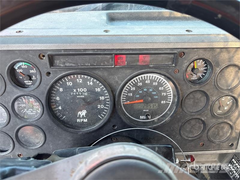 Mack CH613 Tovornjaki s kesonom/platojem