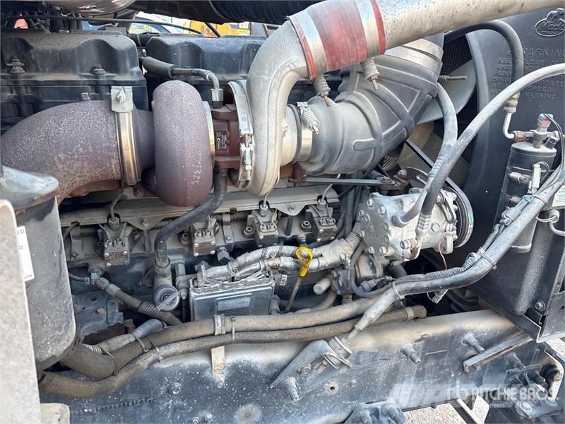 Mack CH613 Tovornjaki s kesonom/platojem