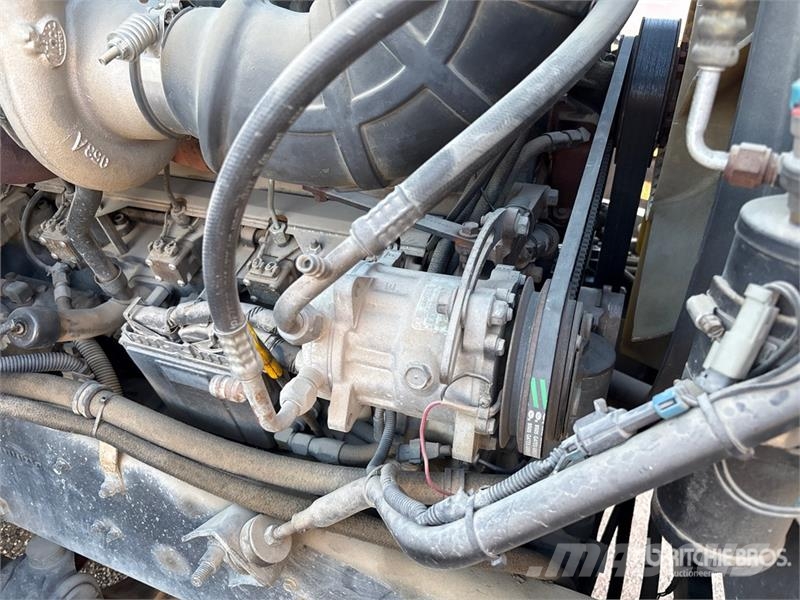 Mack CH613 Tovornjaki s kesonom/platojem