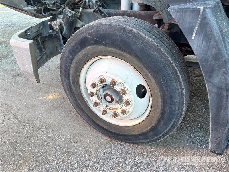 Mack CH613 Tovornjaki s kesonom/platojem