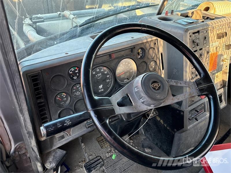 Mack CH613 Tovornjaki s kesonom/platojem