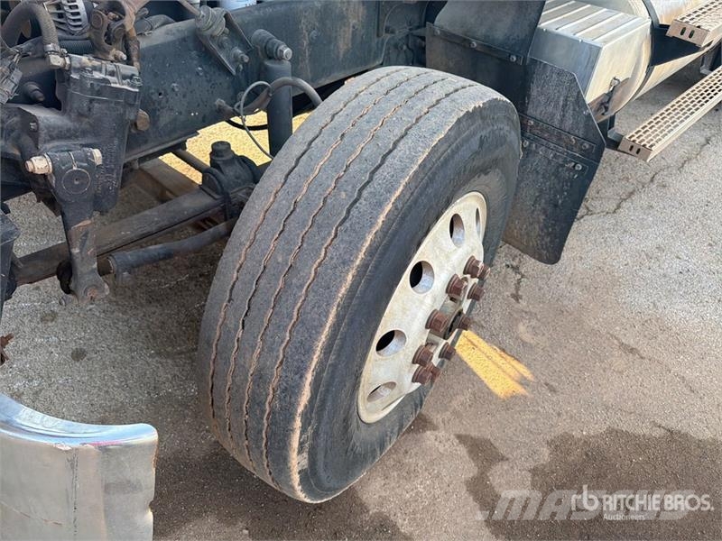 Mack CH613 Trekkers
