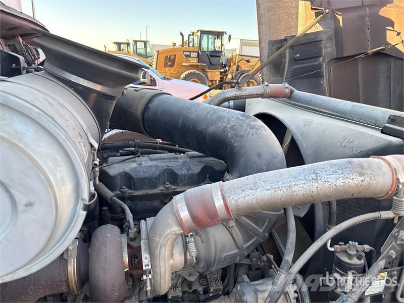 Mack CH613 Tovornjaki s kesonom/platojem