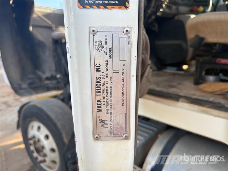 Mack CH613 Trekkers