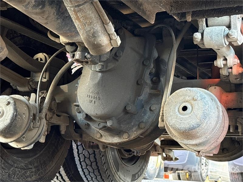 Mack CH613 Tovornjaki s kesonom/platojem