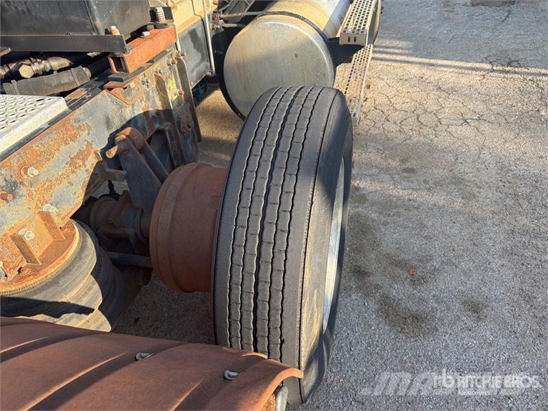 Mack CH613 Trekkers