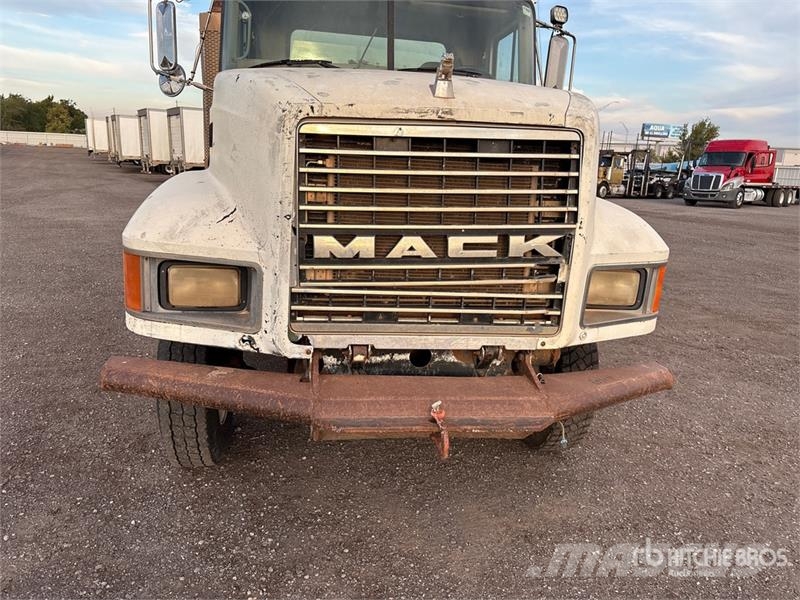 Mack CH613 Commercial vehicle