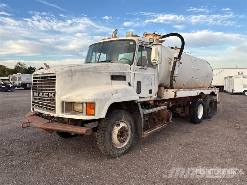 Mack CH613 Commercial vehicle
