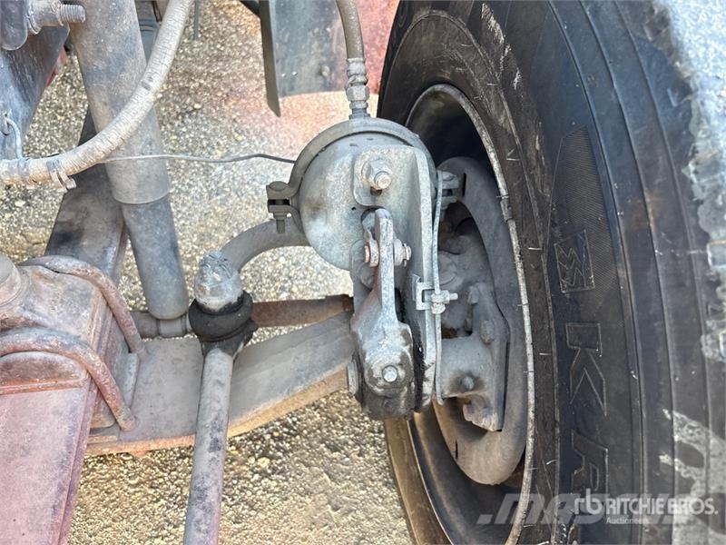 Mack CH613 Tovornjaki s kesonom/platojem