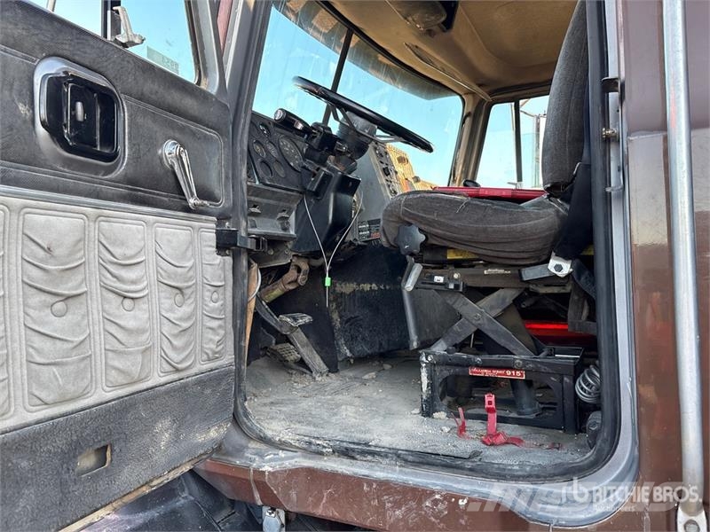 Mack CH613 Tovornjaki s kesonom/platojem