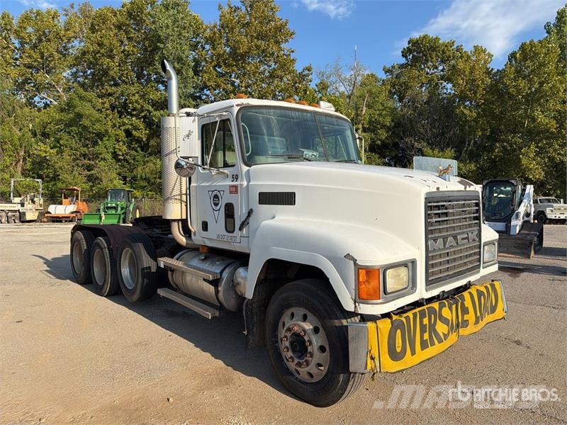 Mack CH613 Trekkers