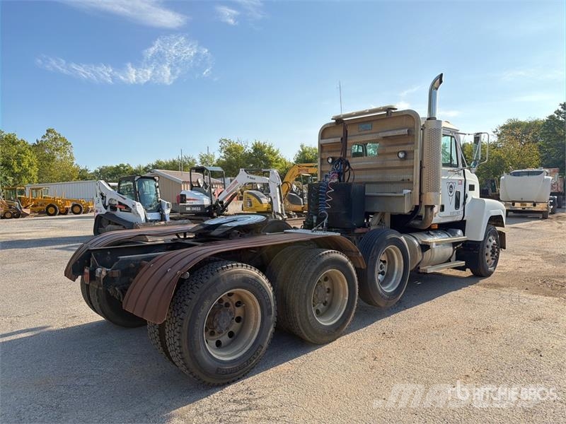 Mack CH613 Trekkers