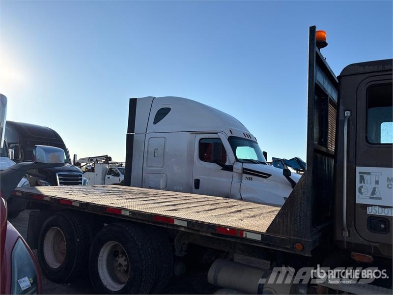 Mack CH613 Tovornjaki s kesonom/platojem