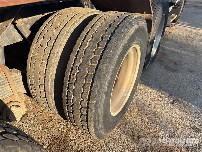 Mack CH613 Trekkers