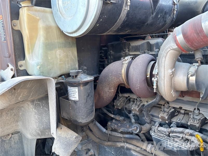 Mack CH613 Tovornjaki s kesonom/platojem