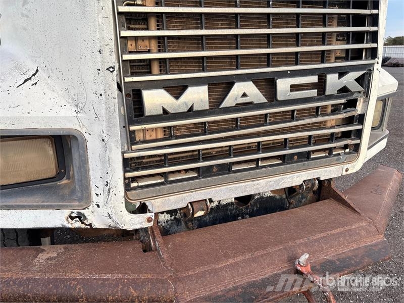 Mack CH613 Commercial vehicle