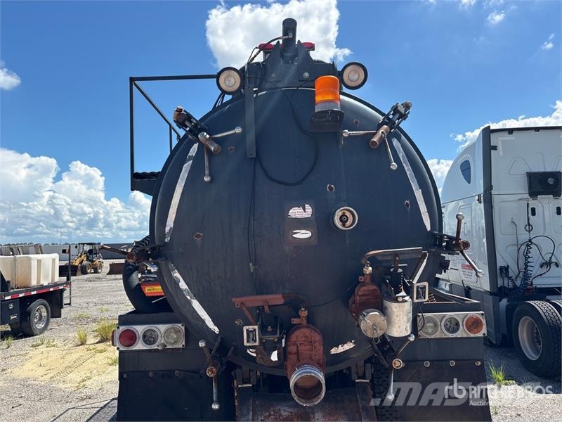 Mack CH613 Saug- und Druckwagen
