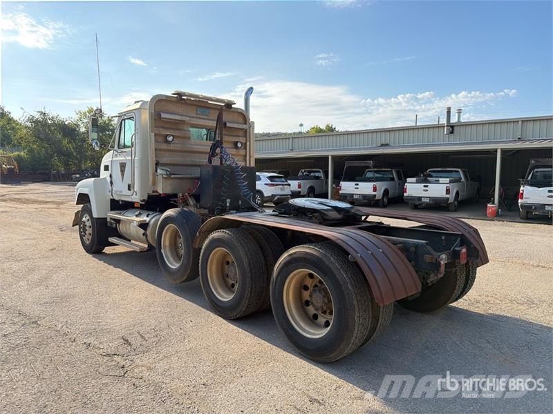 Mack CH613 Trekkers