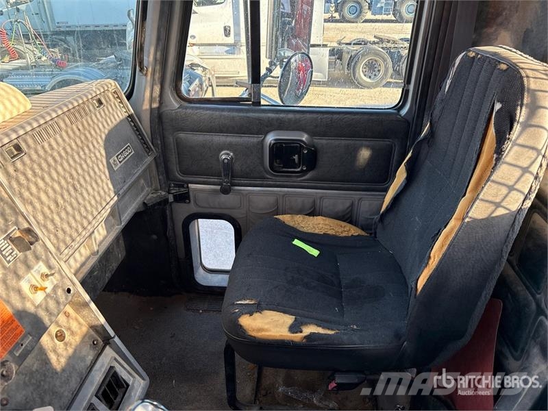 Mack CH613 Tovornjaki s kesonom/platojem