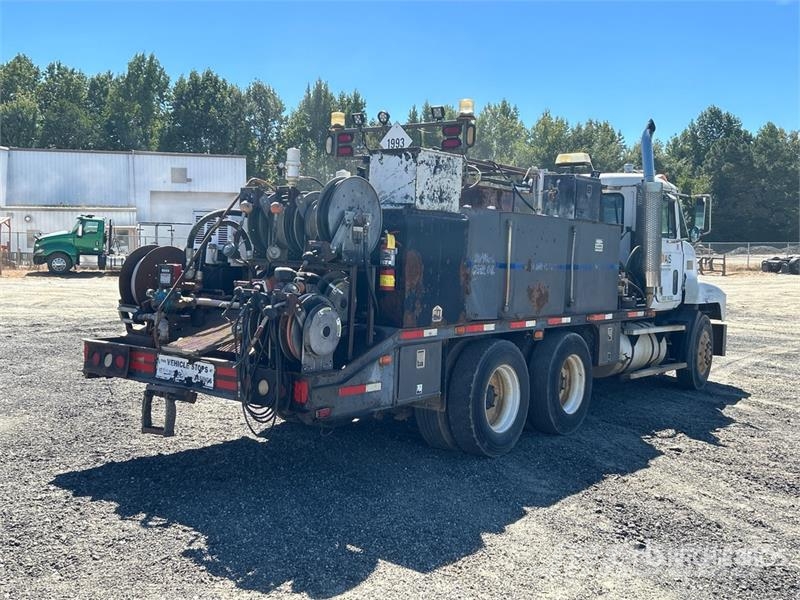 Mack CH613 6x4 Fuel and Lube Truck Kamioni cisterne