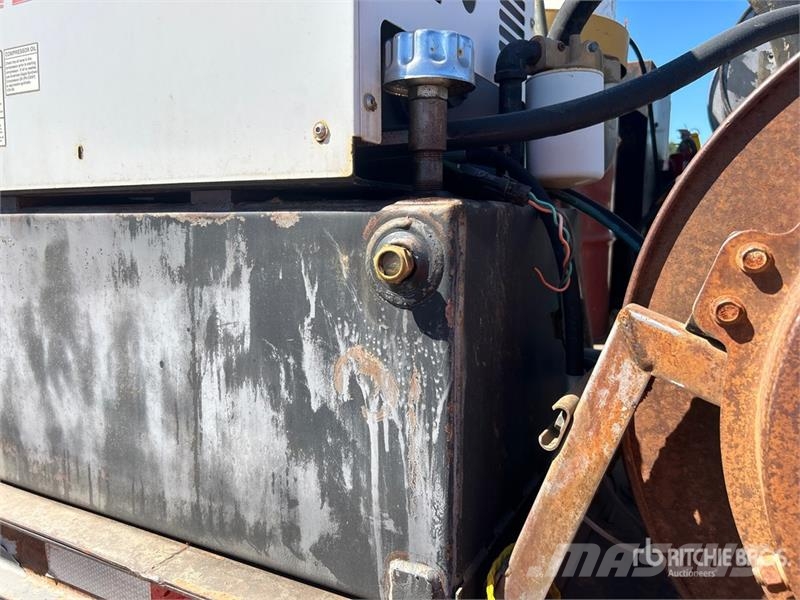 Mack CH613 6x4 Fuel and Lube Truck Kamioni cisterne
