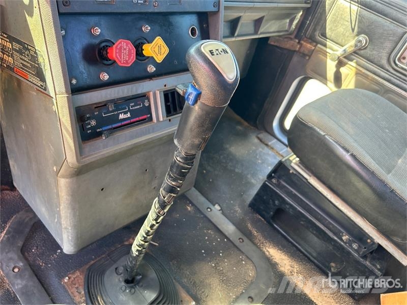 Mack CH613 6x4 Fuel and Lube Truck Kamioni cisterne